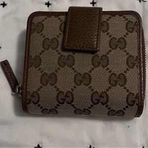 Gucci Beige Brown Signature
GG Small Bifold Zipper Women
Wallet